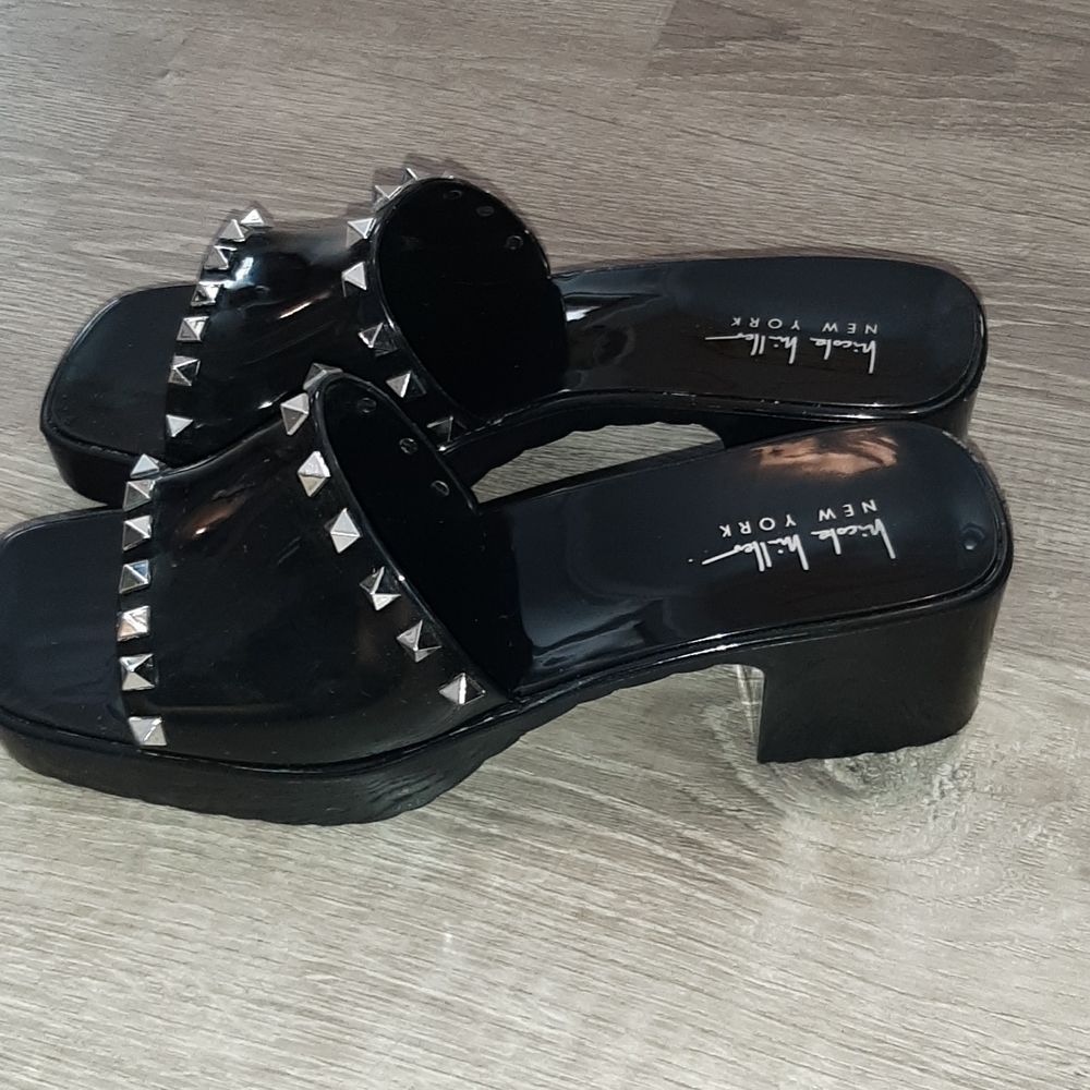 Nicole Miller studded jell sandals black 2.5 inch heel